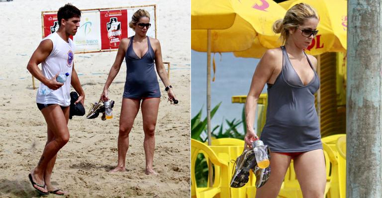 Barriguinha de Danielle Winits chama a atenção em passeio na praia