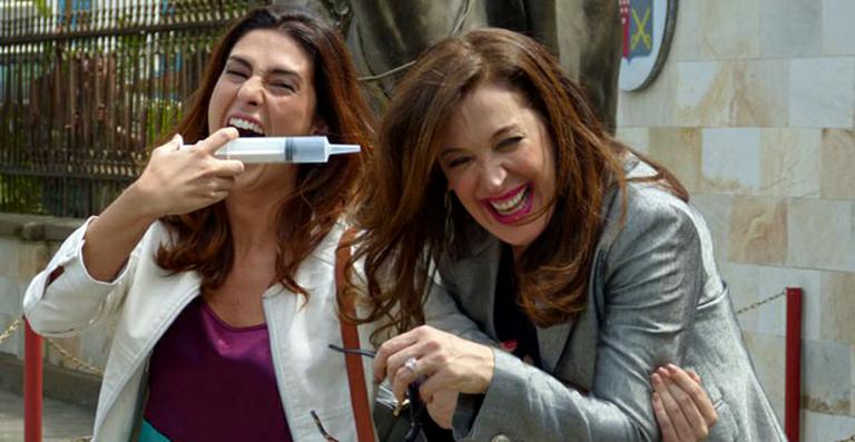 Fernanda Paes Leme ‘causa’ no Projac e ‘ataca’ Claudia Raia com uma seringa