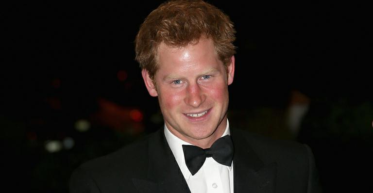 Príncipe Harry ajudou um amigo que havia sido assaltado em Battersea, sudoeste de Londres. Ao saber do crime, ele pegou o carro para resgatar o rapaz, em dezembro de 2011
