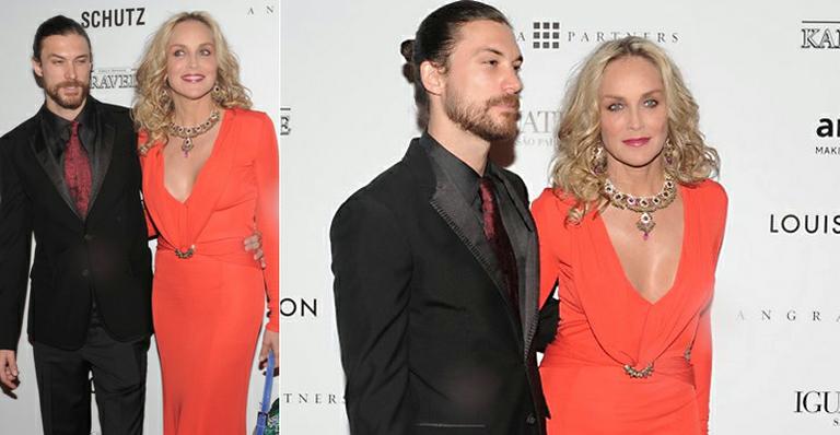 Sharon Stone ajuda convidada que caiu em baile de gala