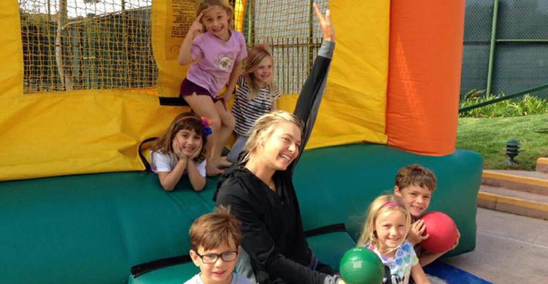 Maria Sharapova se diverte em colchão de ar