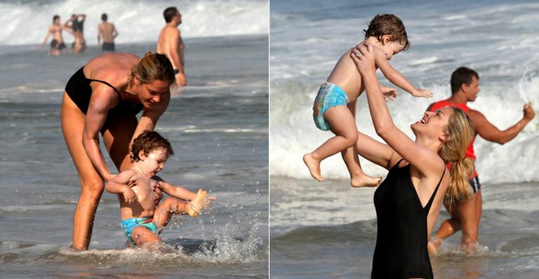 Letícia Birkheuer  se derrete pelas fofurices de seu filho, João Guilherme, na praia