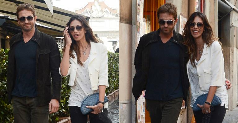 Gerard Butler e Madalina Ghenea passeiam abraçados por Roma