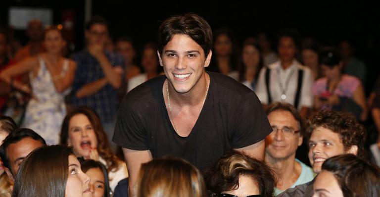 Rômulo Neto assume relacionamento com Cleo Pires