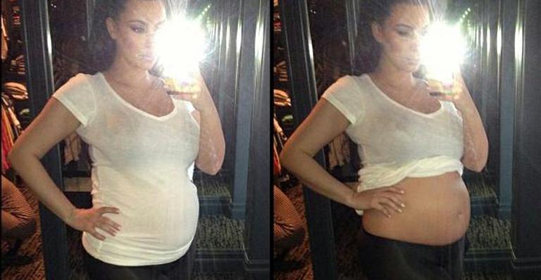 Kim Kardashian admira sua barriguinha de grávida e posta foto na internet