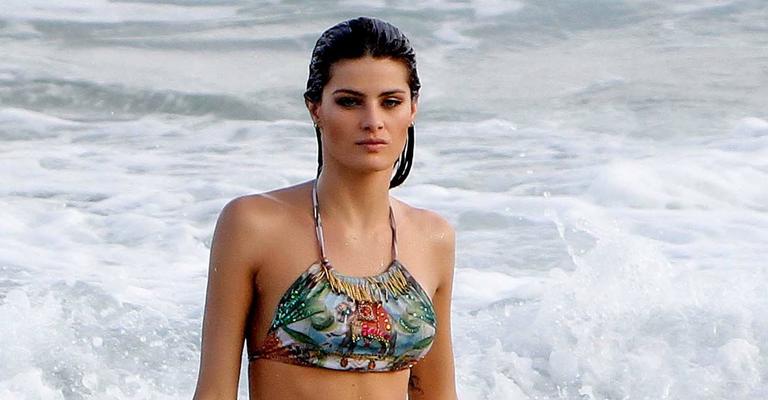 O relax de Isabeli Fontana em banho de mar