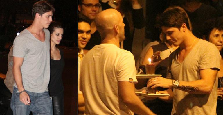 Rômulo Neto celebra aniversário com Cleo Pires e amigos no Rio