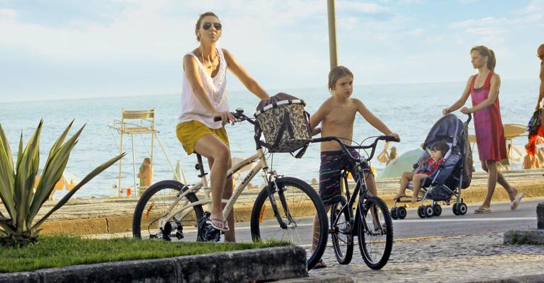 Glenda Kozlowski pedala com o filho Eduardo