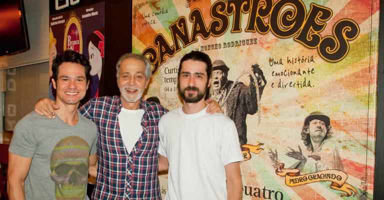 Gracindo Jr. com os filhos Pedro e Gabriel ao teatro