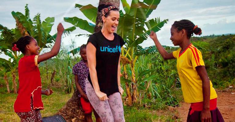 Solidariedade de Katy Perry na África