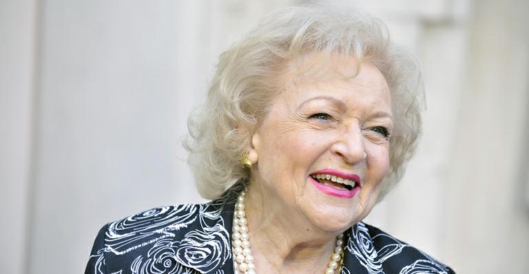 Fã cria página de financiamento coletivo para ‘proteger Betty White de 2016’