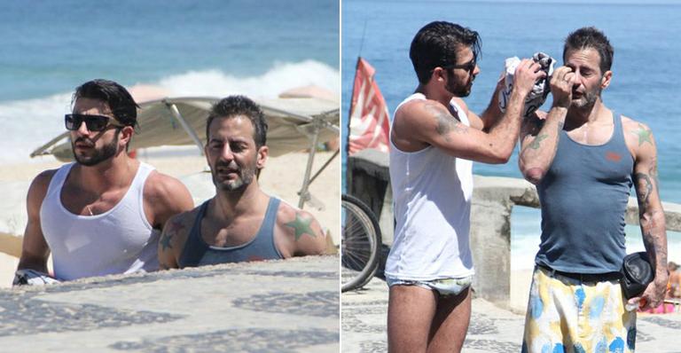 Marc Jacobs curte praia em Ipanema com namorado