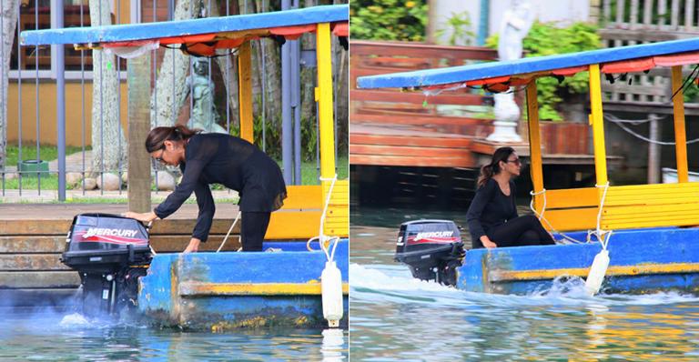 Habilidosa, Dira Paes pilota barco ao sair de ilha em Angra dos Reis