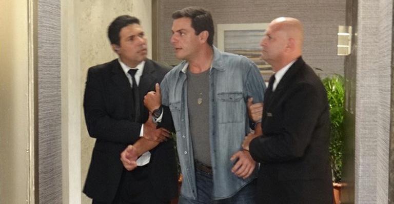 ‘Salve Jorge’: Théo arruma confusão no hotel de Lívia e vai preso