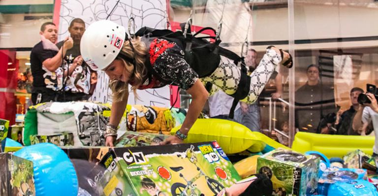 Claudia Leitte ‘voa’ pendurada em guindaste em São Paulo
