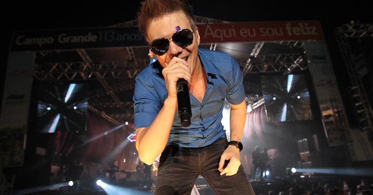 Michel Teló já está em Miami para se apresentar no Billboard Latin Music Awards