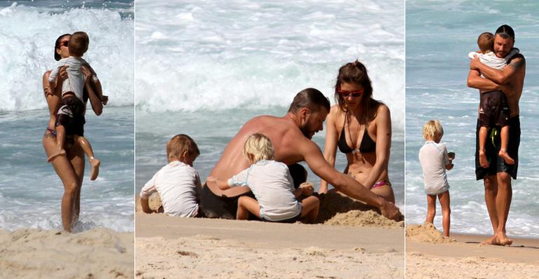 Fernanda Lima e Rodrigo Hilbert brincam com os filhos na praia