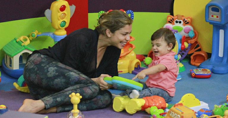 Grazi Massafera brinca com a filha, Sofia, em parquinho