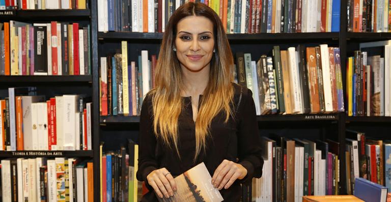 “Canto e encanto inclusive com as mulheres”, revela Cleo Pires