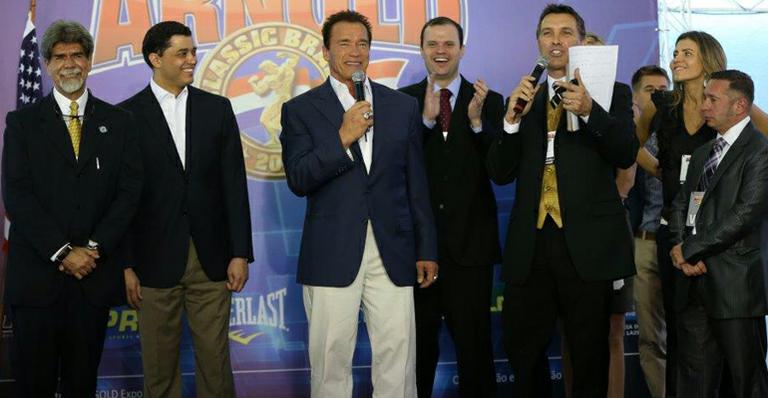 Arnold Schwarzenegger participa de evento de fisiculturismo no Rio