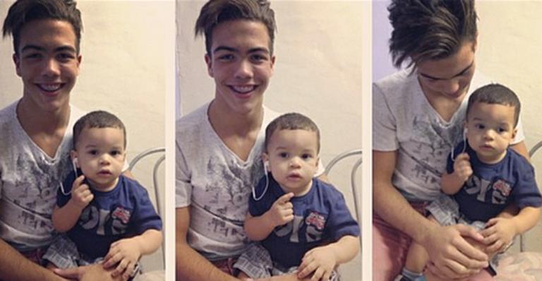 Ronald aparece com os cabelos grandes e lisos em foto com o ‘novo irmão’