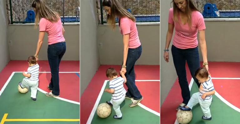 Luana Piovani joga futebol com o filho, Dom