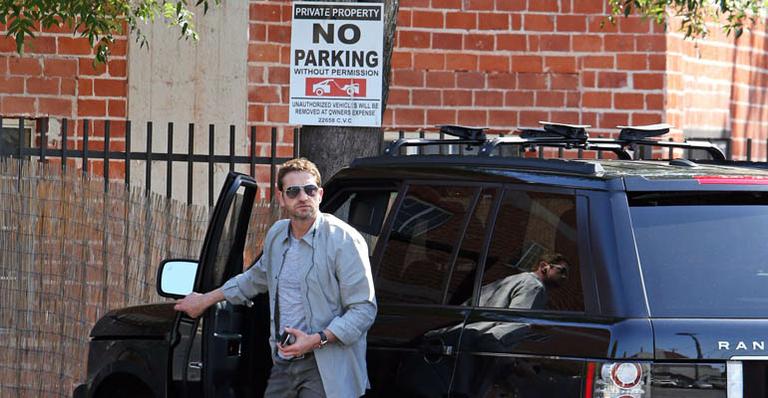 Gerard Butler ignora sinalização ao estacionar carro em local proibido