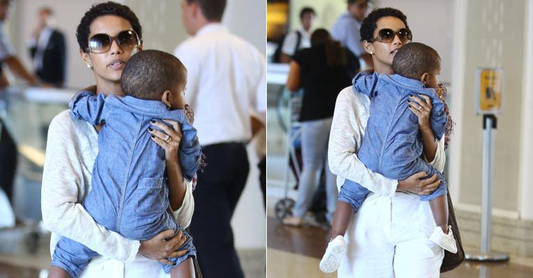 Taís Araújo paparica João Vicente durante embarque no aeroporto do Rio