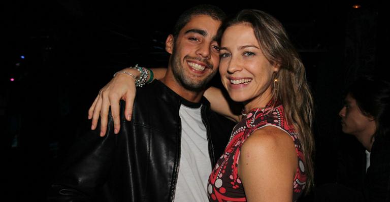 Luana Piovani e o marido, Pedro Scooby, curtem show funk em São Paulo
