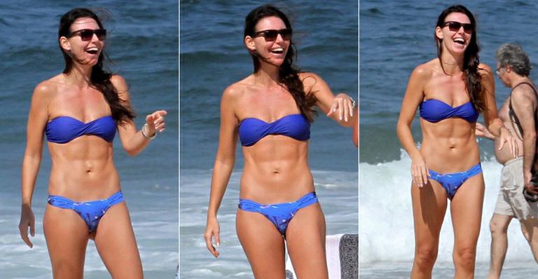 Glenda Kozlowski exibe barriga sarada na praia de Ipanema