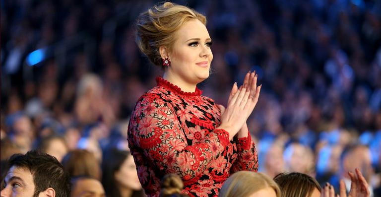 Adele mostra detalhe de sua vida com o filho, Angelo