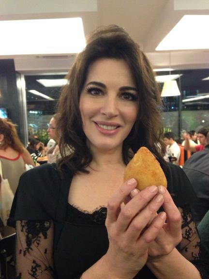Nigella Lawson come coxinha e pizza em padaria de São Paulo
