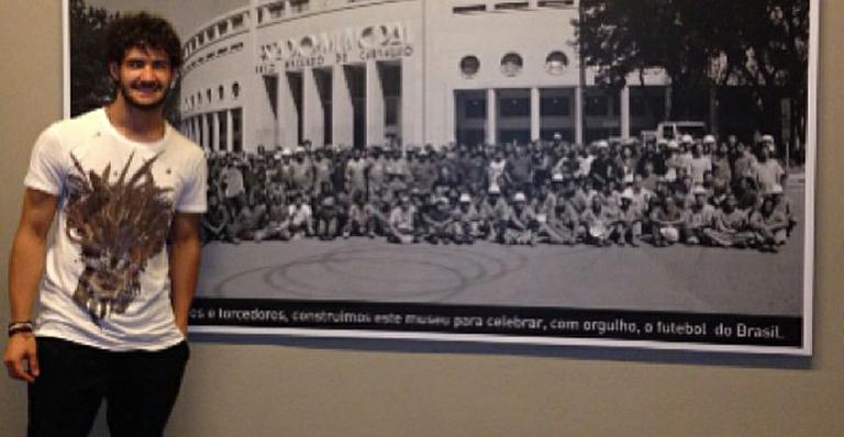 Alexandre Pato se emociona ao visitar Museu do Futebol em São Paulo