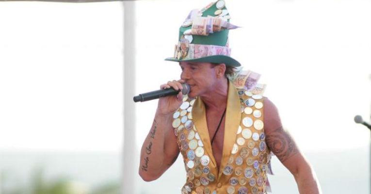 Netinho fica emocionado com visita do cantor sertanejo Pedro Leonardo