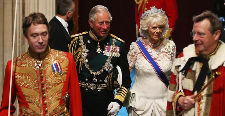 Pela 1ª vez, príncipe Charles e Camilla participam abertura do Parlamento britânico