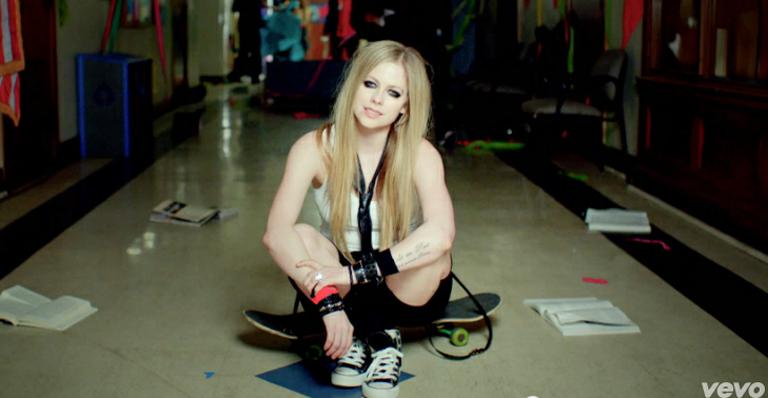 Avril Lavigne repete look de ‘Complicated’ em novo clipe. Assista!