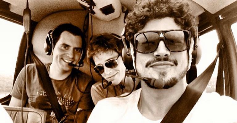 Caio Castro pilota helicóptero com Jonatas Faro de ‘cobaia’