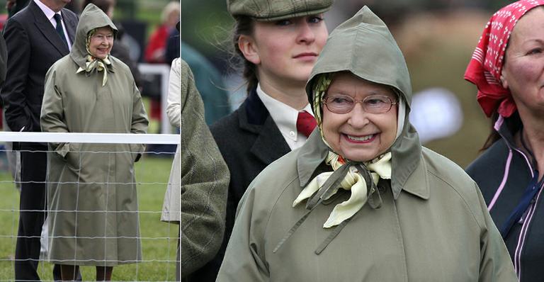 Rainha Elizabeth II usa capa de chuva e roupa de ‘vovó comum’ em evento real