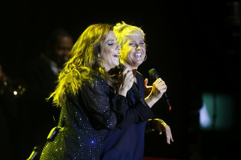 Xuxa, Carolina Dieckmann e Bruna Marquezine no palco com Ivete Sangalo