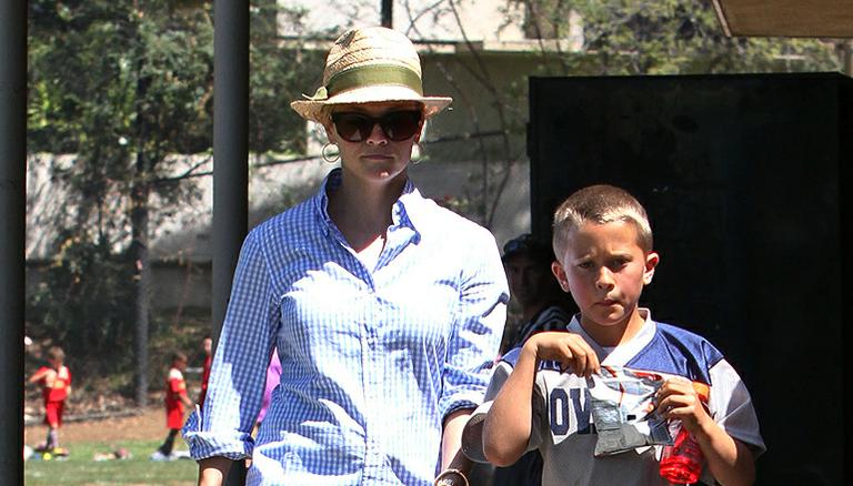 Reese Witherspoon volta a ser loira