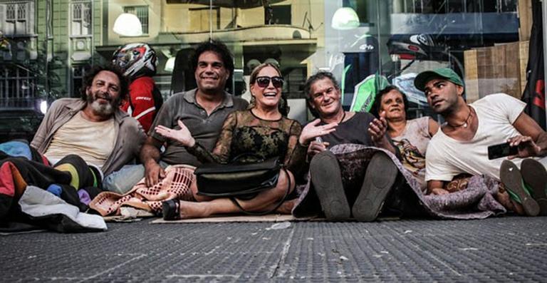 Susana Vieira posa com moradores de rua no Centro de São Paulo