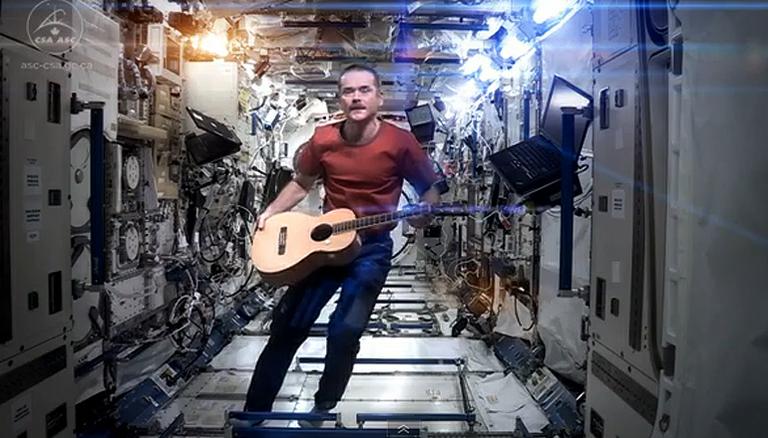 Astronauta faz cover de David Bowie no espaço
