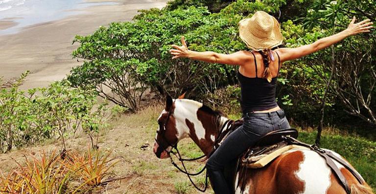 Gisele Bündchen: passeio a cavalo na praia