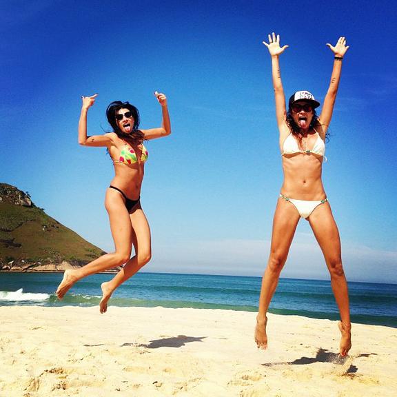 Magrinha, Thaila Ayala exibe corpo na praia