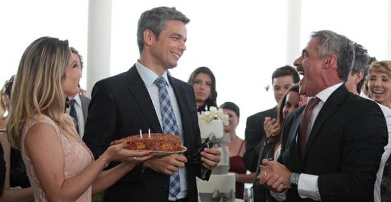 Flávia Alessandra faz festa surpresa para o marido, Otaviano Costa, em gravação de ‘Salve Jorge’