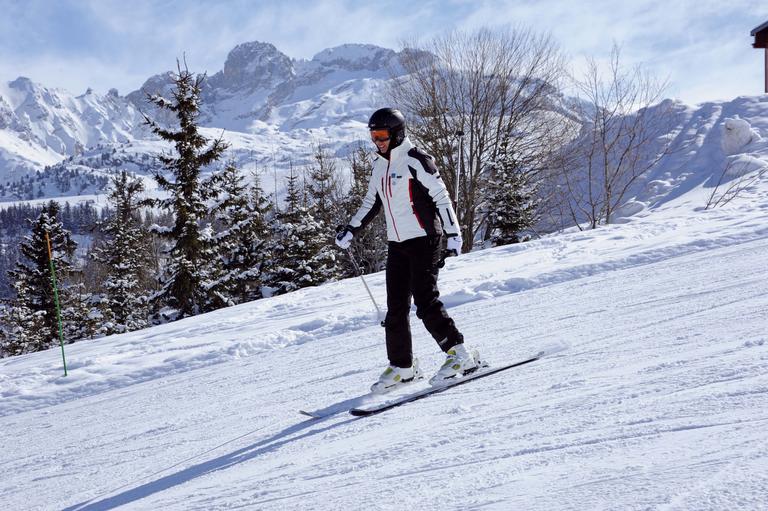 Adriane Galisteu faz sua estreia no esqui em Courchevel, na França