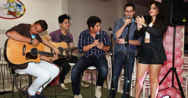Pedro canta para sua Maria Sophia