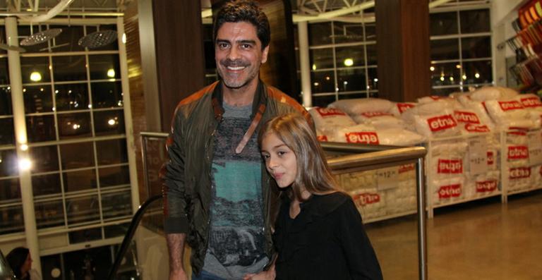 Junno Andrade leva a filha Luana a evento de decoração
