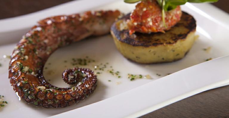 Aprenda receita de polvo grelhado inspirado na culinária mediterrânea