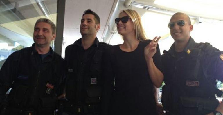 Maria Sharapova brinca com policiais italianos